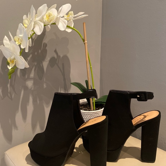 Black Heel Sandal - Picture 8 of 9